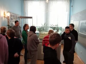 Młodzież ogląda makietę Hotelu Ritz w sali muzeum.
