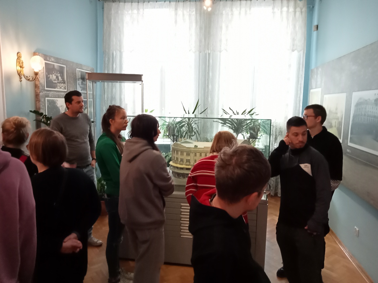 Młodzież ogląda makietę Hotelu Ritz w sali muzeum.
