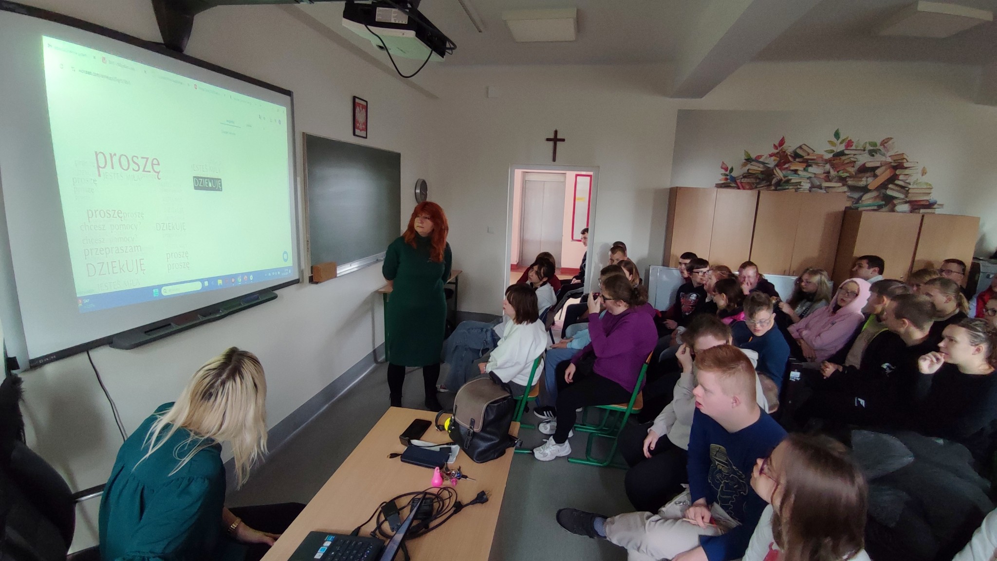 Grupa uczniów słuchających prelekcji o przeciwdziałaniu przemocy rówieśniczej