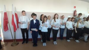 Grupa uczniów śpiewa Hymn Polski