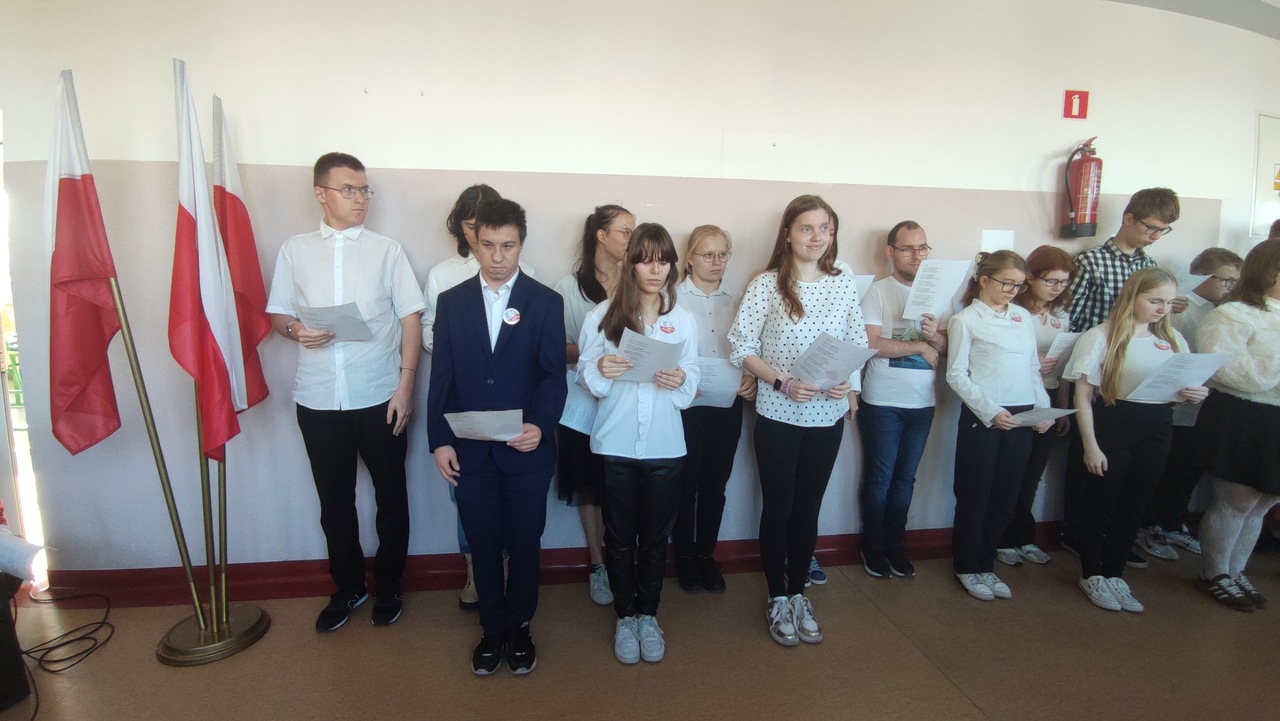 Grupa uczniów śpiewa Hymn Polski
