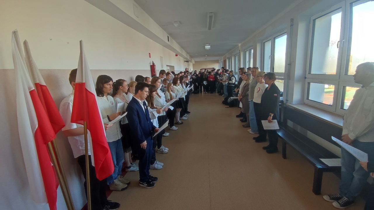 Grupa uczniów śpiewa Hymn Polski