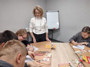 Wychowawczyni p. Ela przekazuje wychowankom instrukcję do wykonania ćwiczenia
emocji
