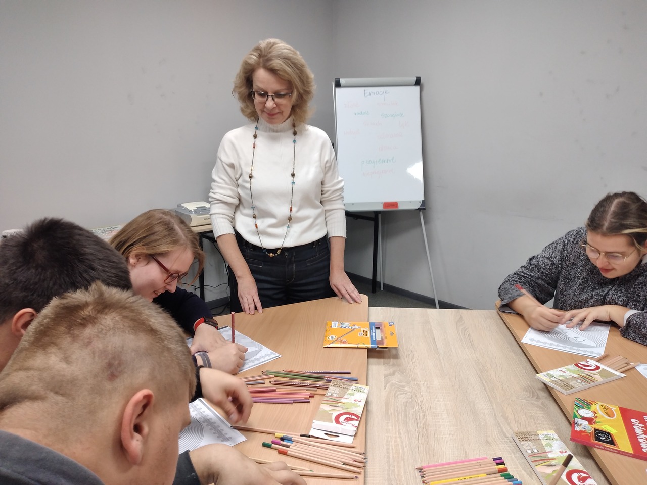 Wychowawczyni p. Ela przekazuje wychowankom instrukcję do wykonania ćwiczenia
emocji
