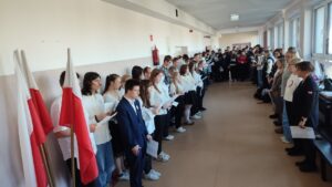 Grupa uczniów śpiewa Hymn Polski