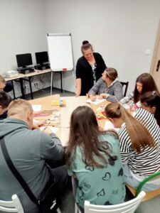 Wychowawczyni p. Jola rozmawia z jedną z wychowanek na temat przezywanych emocji
