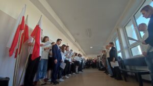 Grupa uczniów śpiewa Hymn Polski