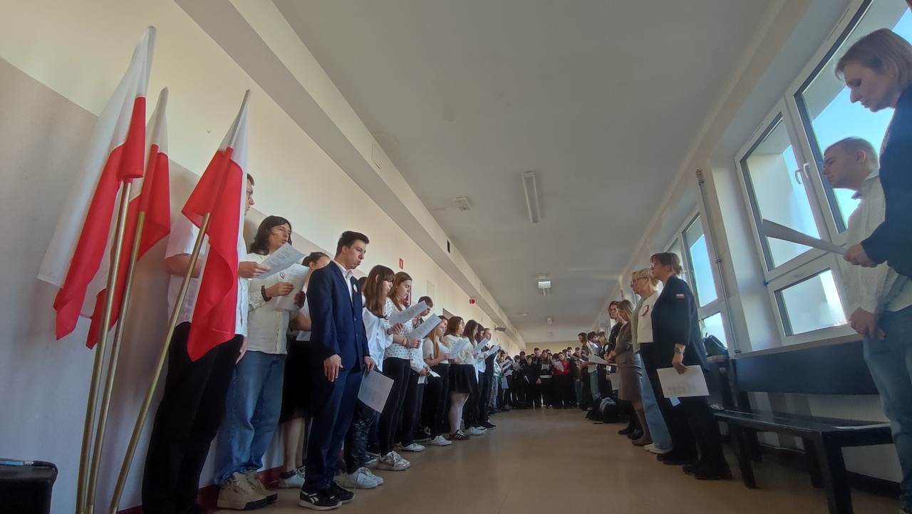 Grupa uczniów śpiewa Hymn Polski