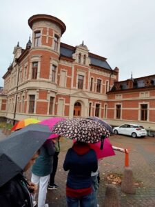 Wychowankowie patrzą na budynek Pałacyku Beckera.