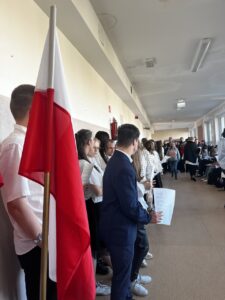 Grupa uczniów śpiewa Hymn Polski