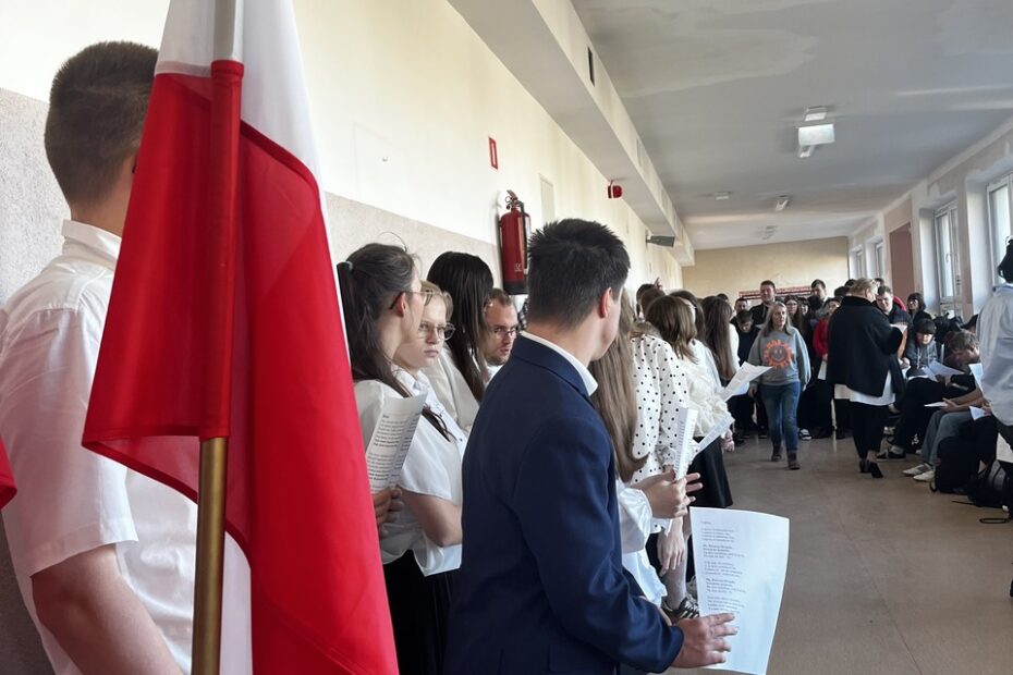 Grupa uczniów śpiewa Hymn Polski