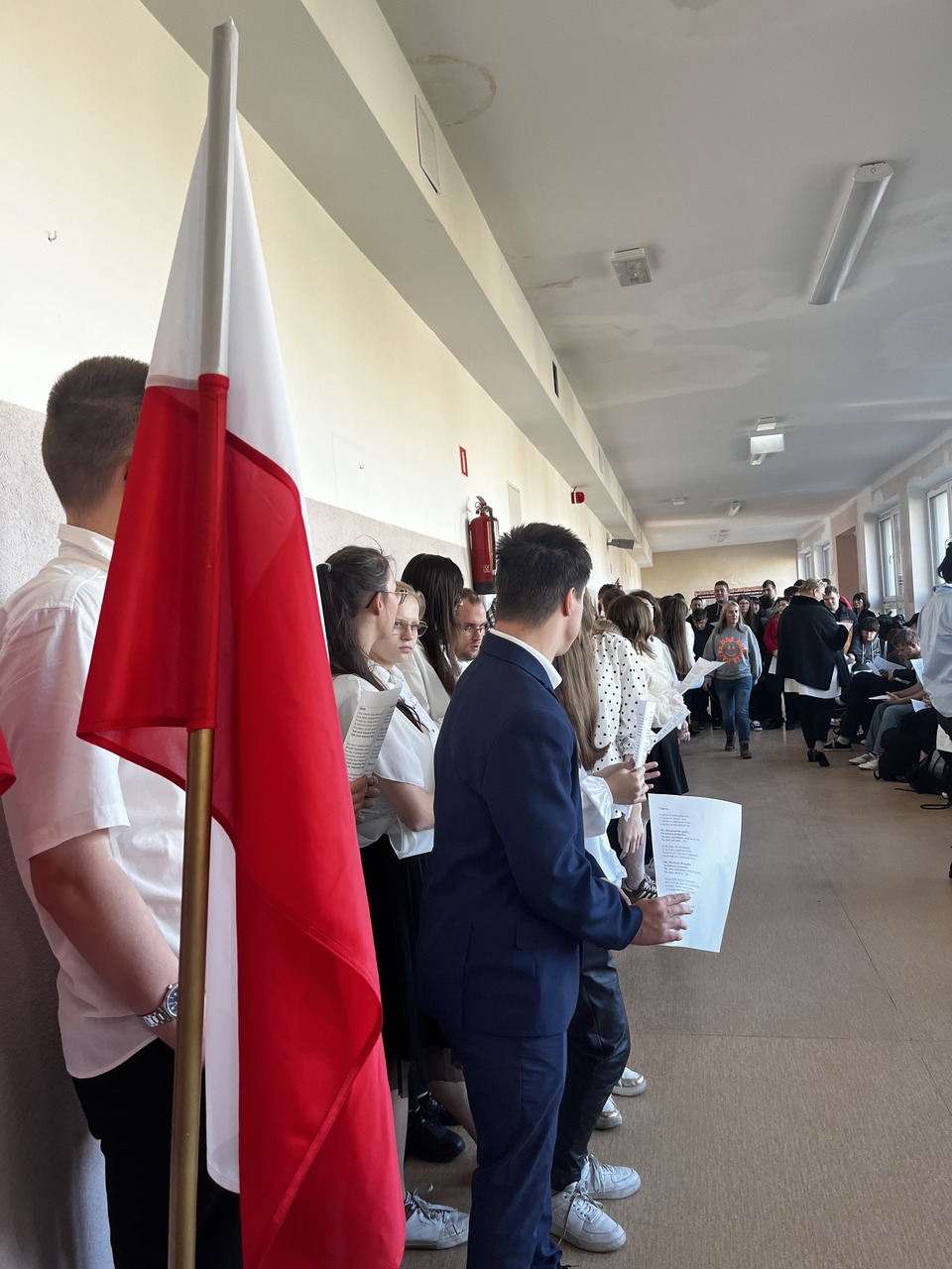Grupa uczniów śpiewa Hymn Polski