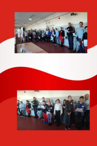     16. Społeczność szkolna śpiewająca hymn.
    17. Społeczność szkolna śpiewająca hymn.