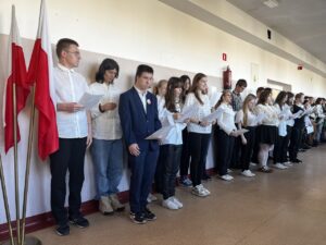 Grupa uczniów śpiewa Hymn Polski