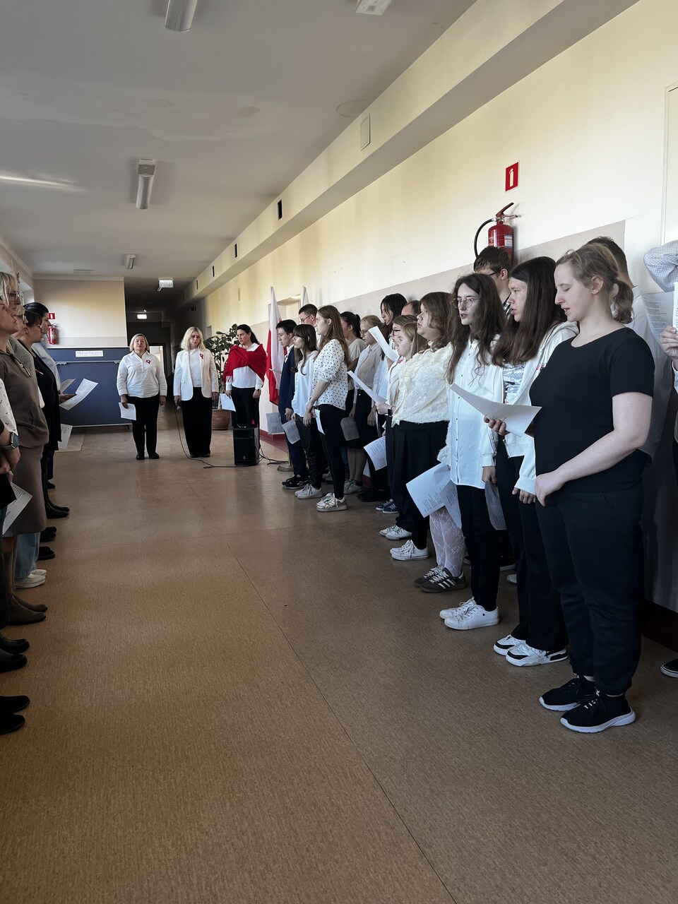Grupa uczniów śpiewa Hymn Polski