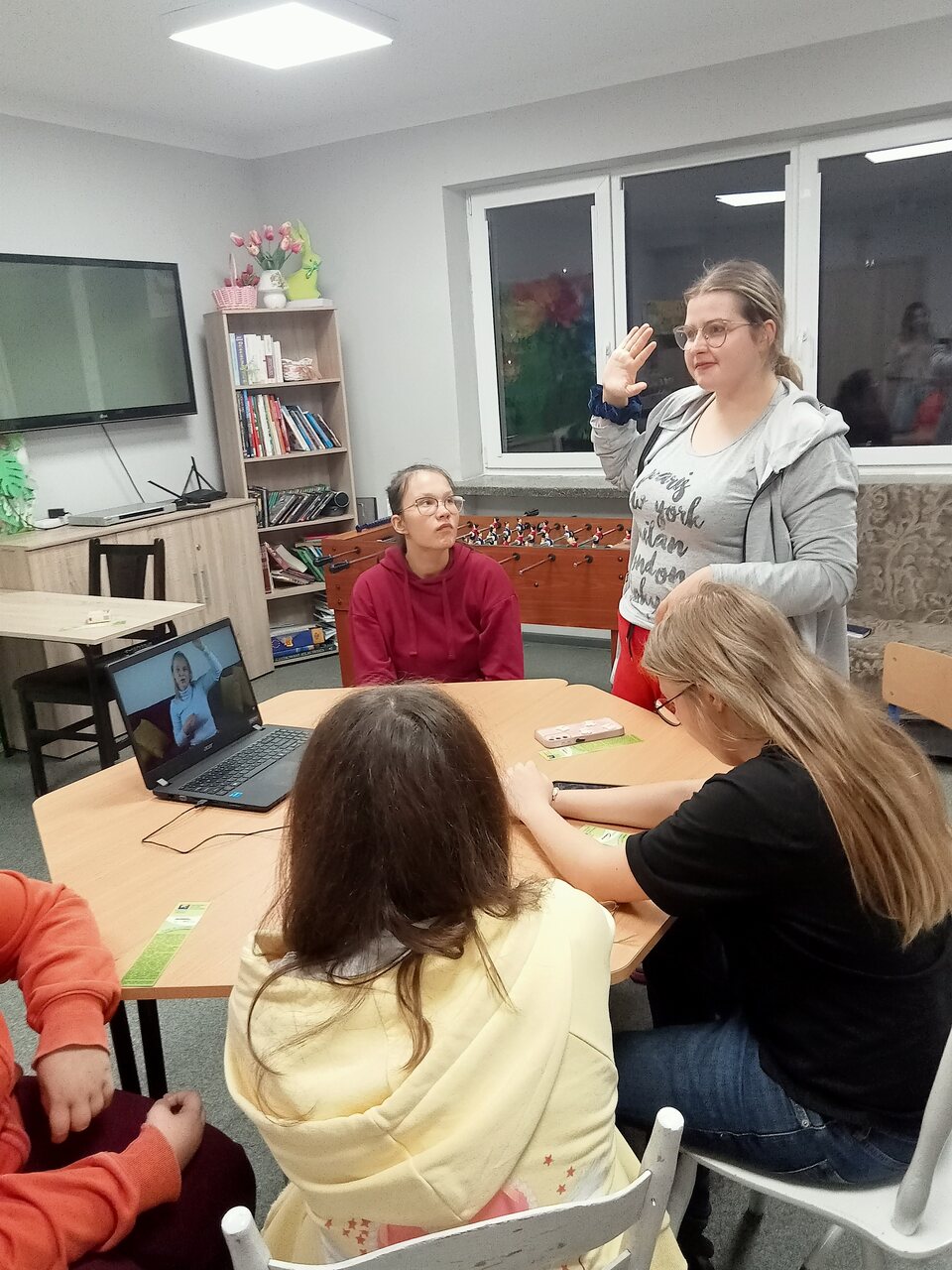 Zdj. 2 wychowanka oglądając filmik z instruktażem ćwiczy jak samej badać piersi.
