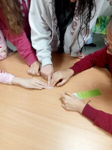 Zdj. 3 wychowanki ćwiczą na fantomie jak znaleźć guzka w piersi.
