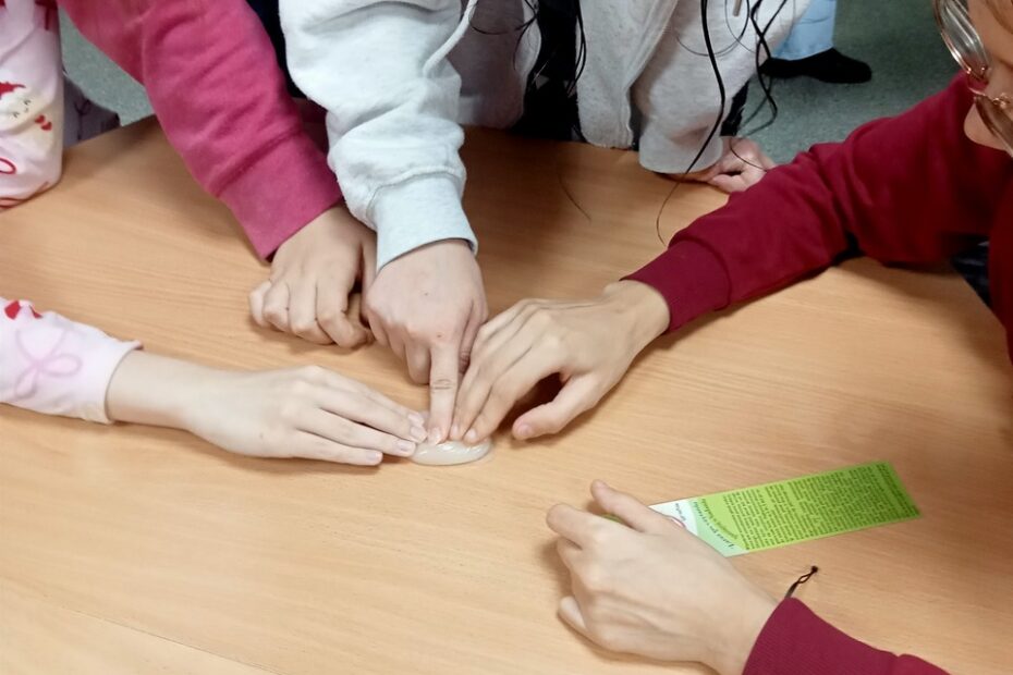 Zdj. 3 wychowanki ćwiczą na fantomie jak znaleźć guzka w piersi.