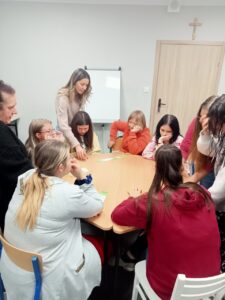 Zdj. 4 wychowawczyni pomaga wychowance znaleźć guzka w piersi  na fantomie.