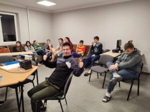 Uczestnicy zajęć tworzą wspólnie pracę plastyczną związaną z tematyką zajęć.