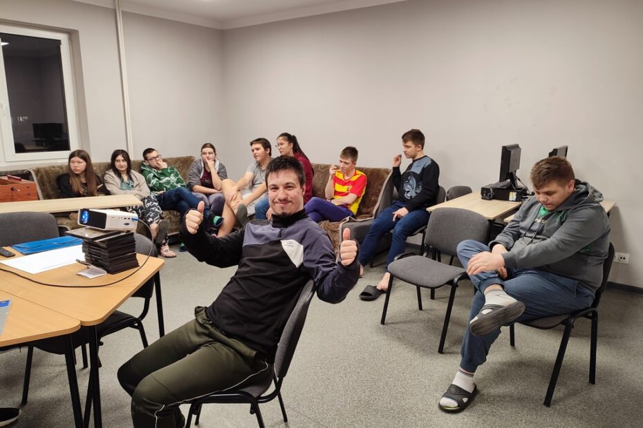 Uczestnicy zajęć tworzą wspólnie pracę plastyczną związaną z tematyką zajęć.