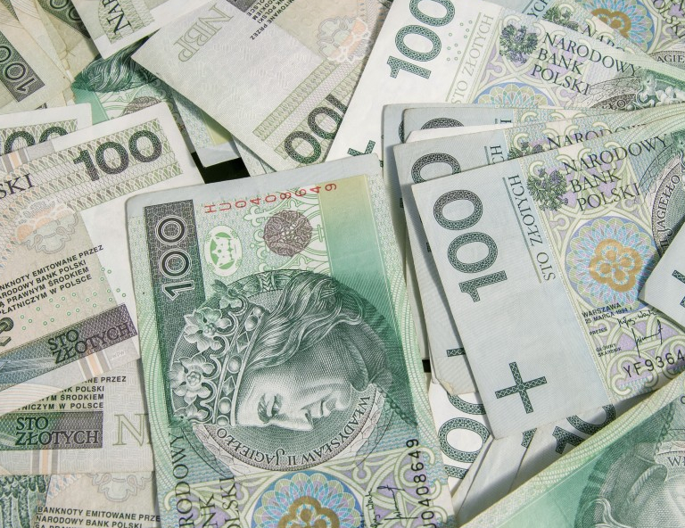 kilka banknotów stuzłotowych