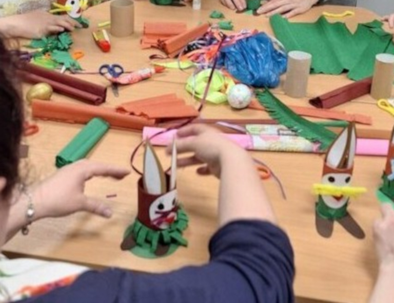 Przedmioty do tworzenia papierowych maskotek: bibuła, klej itp