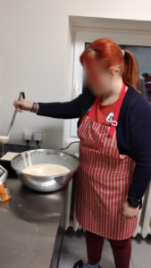 Zd.5 Wychowanka nalewa do gofrownicy wcześniej przygotowane ciasto na gofry.