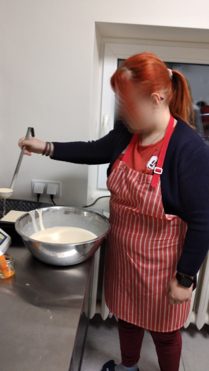 Zd.5 Wychowanka nalewa do gofrownicy wcześniej przygotowane ciasto na gofry.