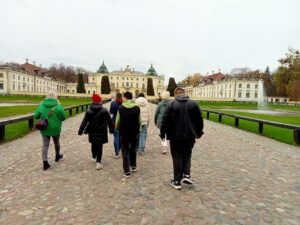 Zd.6 Młodzież idzie alejką w kierunku Pałacu Branickich.
