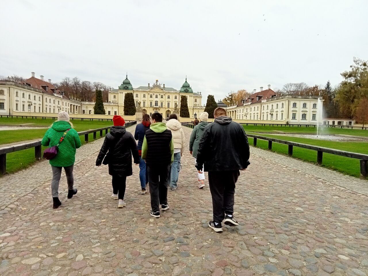 Zd.6 Młodzież idzie alejką w kierunku Pałacu Branickich.