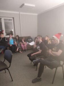 Wychowankowie słuchają jak prezentują się inni uczestnicy konkursu.