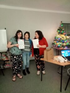 Wychowawcy wręczają wychowankom dyplom za wzięcie udziału w konkursie.