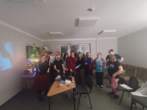 Zdjęcie przedstawia uczestników konkursu po wręczeniu dyplomów wraz z wychowawcami.