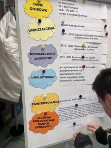 Zdj. 5 - wychowanek stoi przy tablicy.