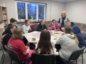 1 zdjęcie. Wychowawczyni zapoznaje młodzież z technikami dekoracji jaj.
