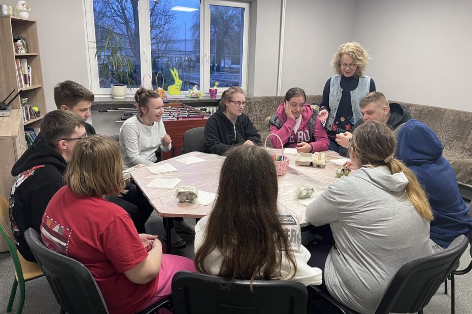 1 zdjęcie. Wychowawczyni zapoznaje młodzież z technikami dekoracji jaj.