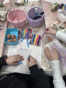 2 zdjęcie. Na stole leżą przybory do dekorowania jajek.
