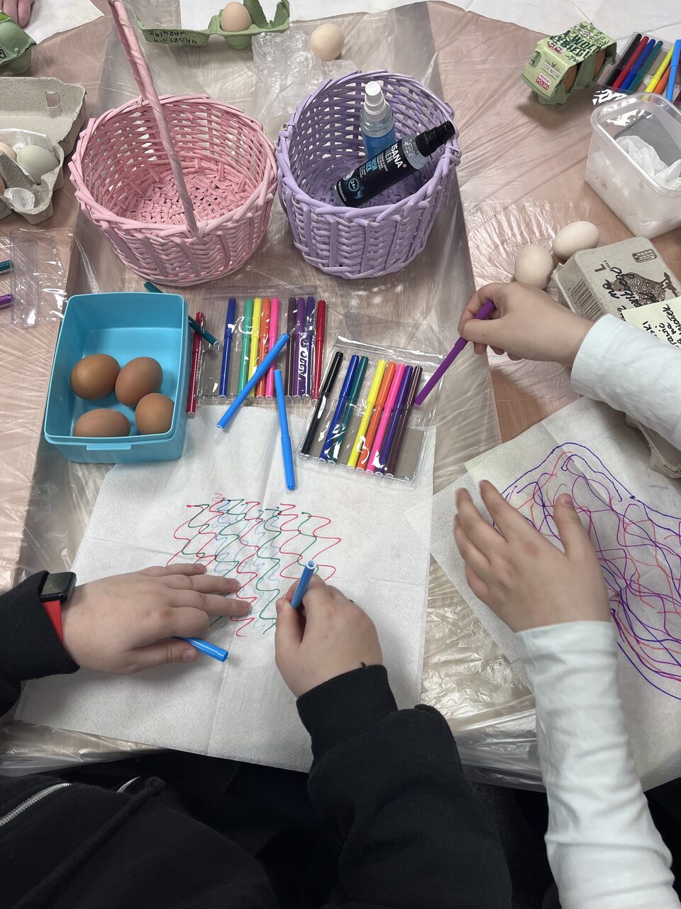 2 zdjęcie. Na stole leżą przybory do dekorowania jajek.
