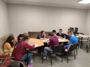 3. Wychowankowie wykonują prace w grupach
