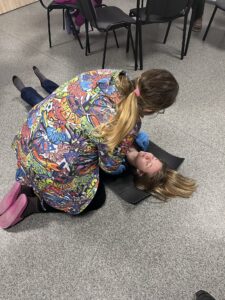 Zdj. 5. Wychowanka chwyta za ramiona koleżankę, aby sprawdzić czy jest przytomna.