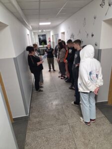 Wychowawczyni częstuje wychowanków słodkimi czekoladkami.