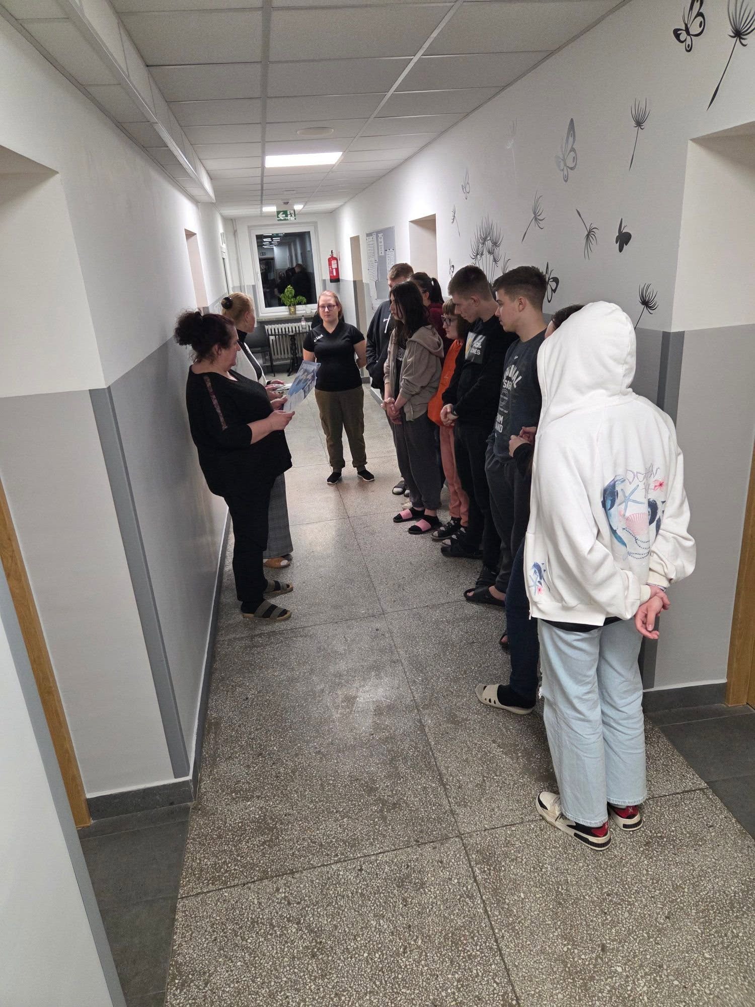 Wychowawczyni częstuje wychowanków słodkimi czekoladkami.