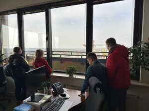 Zdj. 7
Na zakończenie wizyty uczniowie mogli zajrzeć do jednego z biur ZUS i zobaczyć panoramę miasta z okien budynku. To ciekawa okazja, by przyjrzeć się pracy urzędników z bliska.
