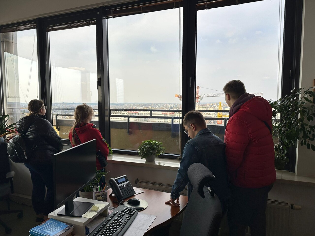 Zdj. 7
Na zakończenie wizyty uczniowie mogli zajrzeć do jednego z biur ZUS i zobaczyć panoramę miasta z okien budynku. To ciekawa okazja, by przyjrzeć się pracy urzędników z bliska.
