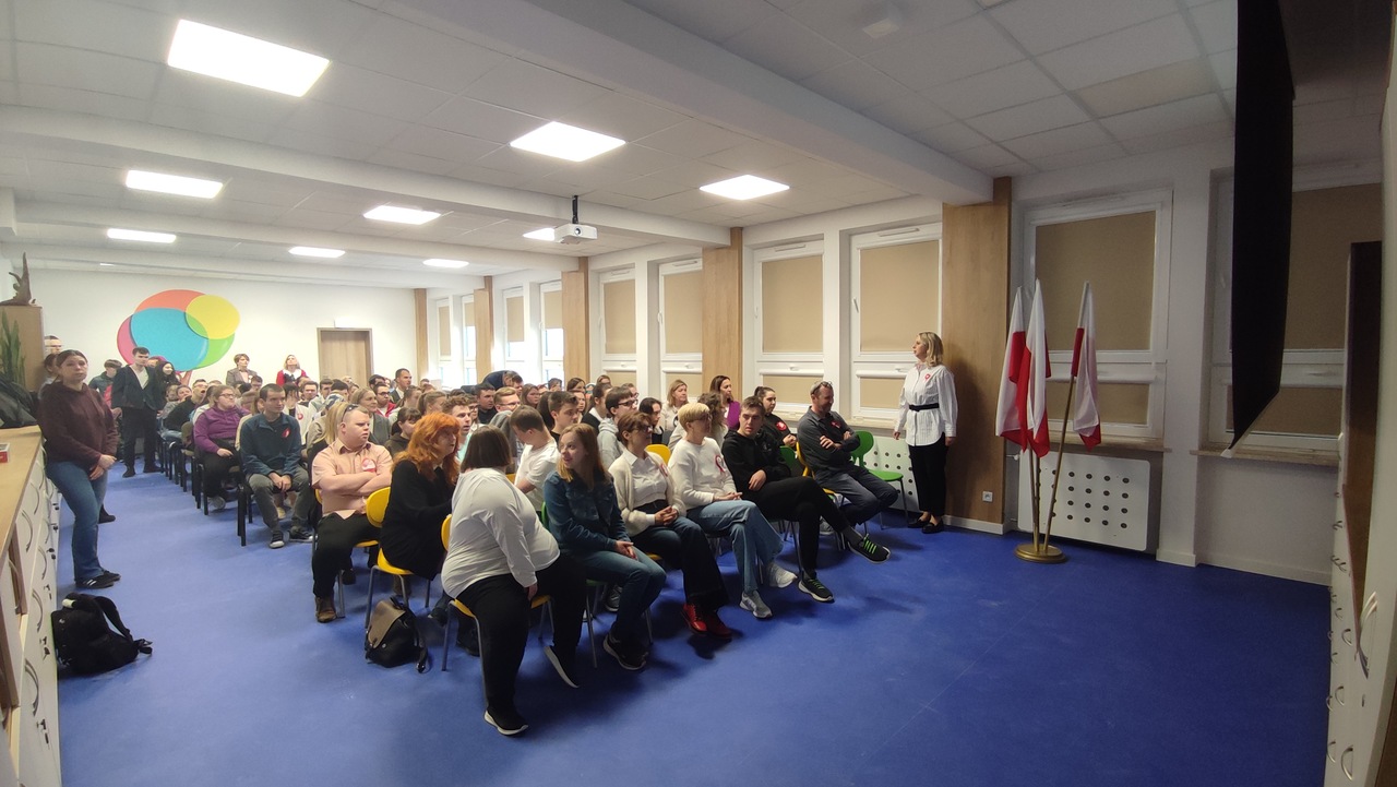Uczniowie i nauczyciele na uroczystościach z okazji 2 i 3 maja