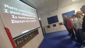 Uczniowie i nauczyciele na uroczystościach z okazji 2 i 3 maja