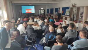 Uczniowie i nauczyciele na uroczystościach z okazji 2 i 3 maja