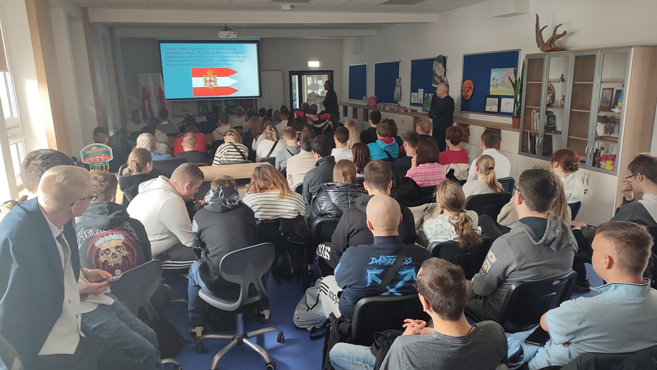 Uczniowie i nauczyciele na uroczystościach z okazji 2 i 3 maja