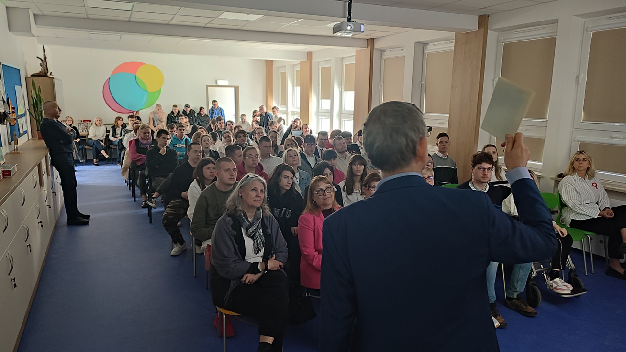 Uczniowie i nauczyciele na uroczystościach z okazji 2 i 3 maja